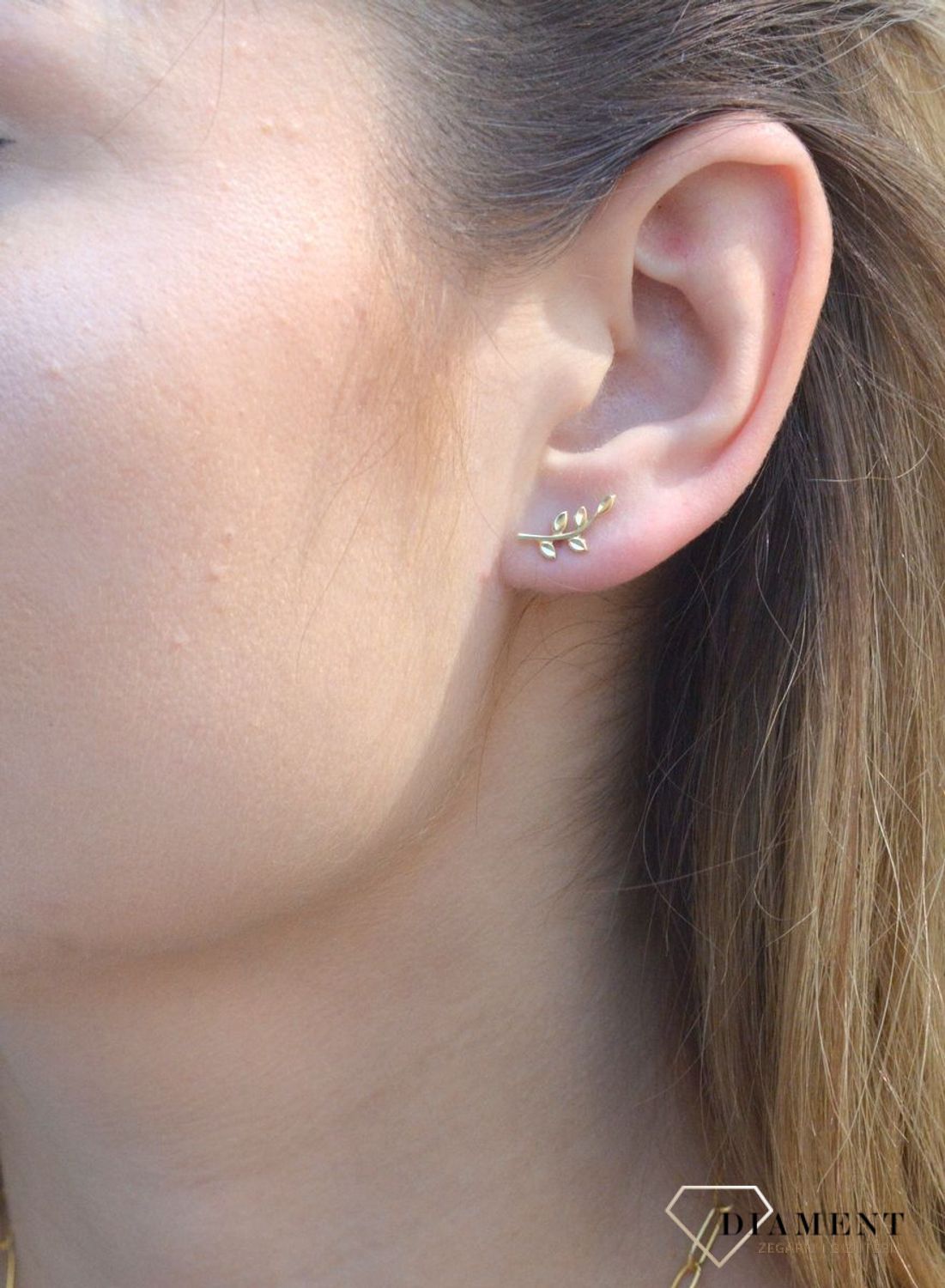 Złote kolczyki 333 listki KL 5711 333. Złote kolczyki w kształcie listków to biżuteria bardzo elegancka, ponadczasowa i dodająca wiele uroku. Ten model w całości wykonano z żółtego złota próby 333, a zatem zarówno jego kolorys.jpg